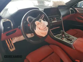 2022 BMW M8 Competition z VIN WBSAE0C00NCH03231, wystawiony jako Copart lot #89316515 z przebiegiem Nie podano mil oraz Nie do naprawy • Non repairable. Historia ofert i sprzedaży dostępna na DreamBid. Obrazek 8.