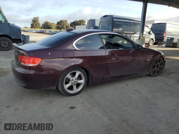 2008 BMW 3 Series 328i z VIN WBAWV13578P118345, wystawiony jako Copart lot #52437355 z przebiegiem 151 398 mil mil oraz Czysty tytuł • Clean title. Historia ofert i sprzedaży dostępna na DreamBid. Obrazek 3.