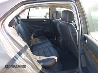 2005 Volkswagen Jetta z VIN 3VWDG71K35M613236, wystawiony jako IAAI lot #41764835 z przebiegiem Nie podano mil oraz . Historia ofert i sprzedaży dostępna na DreamBid. Obrazek 8.