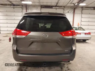 2013 Toyota Sienna XLE AAS z VIN 5TDYK3DC6DS386235, wystawiony jako IAAI lot #42191706 z przebiegiem 144 328 mil mil oraz . Historia ofert i sprzedaży dostępna na DreamBid. Obrazek 17.