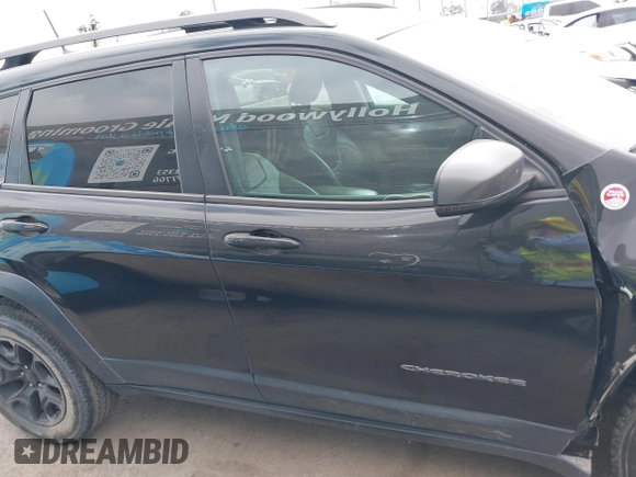 2019 Jeep Cherokee Trailhawk with VIN 1C4PJMBX6KD232515, listed as a IAAI auction lot 39495367 with 53,293 mi miles and . Bid and sale history available at DreamBid. Image 14.