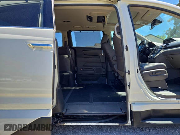 2017 Honda Odyssey Touring z VIN 5FNRL5H91HB008068, wystawiony jako Copart lot #49853805 z przebiegiem 33 521 mil mil oraz Czysty tytuł • Clean title. Historia ofert i sprzedaży dostępna na DreamBid. Obrazek 6.