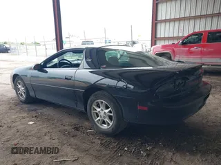 2002 Chevrolet Camaro z VIN 2G1FP22K822119358, wystawiony jako IAAI lot #42530943 z przebiegiem 98 277 mil mil oraz . Historia ofert i sprzedaży dostępna na DreamBid. Obrazek 3.