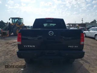 2011 Nissan Titan SL z VIN 1N6AA0EC4BN317674, wystawiony jako IAAI lot #42523569 z przebiegiem 208 045 mil mil oraz . Historia ofert i sprzedaży dostępna na DreamBid. Obrazek 16.