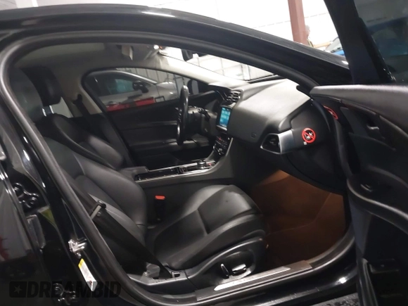 2019 Jaguar XE 25t z VIN SAJAS4FXXKCP52690, wystawiony jako IAAI lot #40936551 z przebiegiem 79 780 mil mil oraz . Historia ofert i sprzedaży dostępna na DreamBid. Obrazek 5.