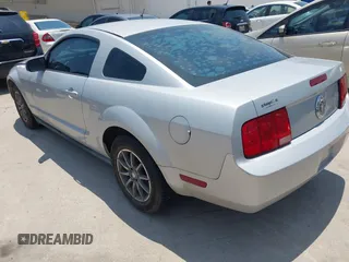 2007 Ford Mustang Deluxe z VIN 1ZVFT80N775248994, wystawiony jako IAAI lot #42503507 z przebiegiem 81 703 mil mil oraz . Historia ofert i sprzedaży dostępna na DreamBid. Obrazek 3.