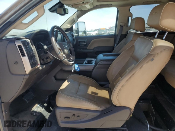 2018 GMC Sierra 2500HD Denali z VIN 1GT12UEY6JF101420, wystawiony jako Copart lot #55831995 z przebiegiem 17 288 mil mil oraz Czysty tytuł • Clean title. Historia ofert i sprzedaży dostępna na DreamBid. Obrazek 7.