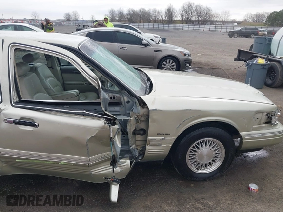 1997 Lincoln Town Car Signature z VIN 1LNLM82W8VY759792, wystawiony jako IAAI lot #41730026 z przebiegiem 60 198 mil mil oraz . Historia ofert i sprzedaży dostępna na DreamBid. Obrazek 17.