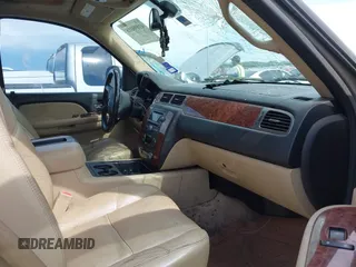 2007 Chevrolet Tahoe LS z VIN 1GNFC13J97R308812, wystawiony jako IAAI lot #41898016 z przebiegiem 178 559 mil mil oraz . Historia ofert i sprzedaży dostępna na DreamBid. Obrazek 5.