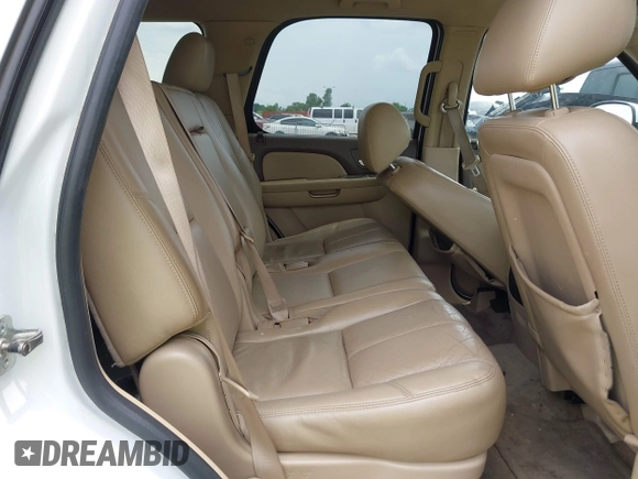 2011 Chevrolet Tahoe LT z VIN 1GNSCBE07BR243556, wystawiony jako IAAI lot #42306995 z przebiegiem Nie podano mil oraz . Historia ofert i sprzedaży dostępna na DreamBid. Obrazek 8.