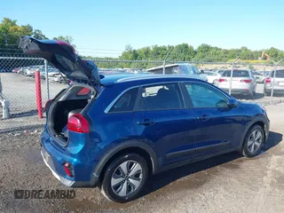 2020 Kia Niro LXS with VIN KNDCB3LC3L5440171, listed as a IAAI auction lot 40276060 with 144,123 mi miles. Bid and sale history available at carsss.com. Image 4.