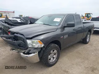 2020 Ram 1500 Tradesman z VIN 1C6RR6FT7LS146154, wystawiony jako IAAI lot #42040792 z przebiegiem 42 611 mil mil oraz . Historia ofert i sprzedaży dostępna na DreamBid. Obrazek 17.