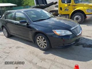 2013 Chrysler 200 Touring z VIN 1C3CCBBB1DN546558, wystawiony jako IAAI lot #42188477 z przebiegiem 164 678 mil mil oraz . Historia ofert i sprzedaży dostępna na DreamBid. Obrazek 1.