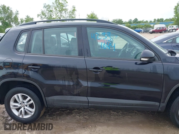 2016 Volkswagen Tiguan S z VIN WVGAV7AX0GW519952, wystawiony jako IAAI lot #42331644 z przebiegiem 92 232 mil mil oraz . Historia ofert i sprzedaży dostępna na DreamBid. Obrazek 13.