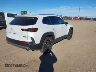 2024 Mazda CX-50 Premium z VIN 7MMVABDY0RN186511, wystawiony jako IAAI lot #41229255 z przebiegiem 21 842 mil mil oraz . Historia ofert i sprzedaży dostępna na DreamBid. Obrazek 4.