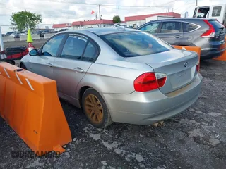 2006 BMW 3 Series 325xi with VIN WBAVD13556KV07798, listed as a IAAI auction lot 42130885 with 118,400 mi miles. Bid and sale history available at carsss.com. Image 3.