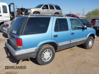 1997 GMC Jimmy SLS z VIN 1GKDT13W1V2514504, wystawiony jako IAAI lot #42211457 z przebiegiem 199 589 mil mil oraz . Historia ofert i sprzedaży dostępna na DreamBid. Obrazek 4.