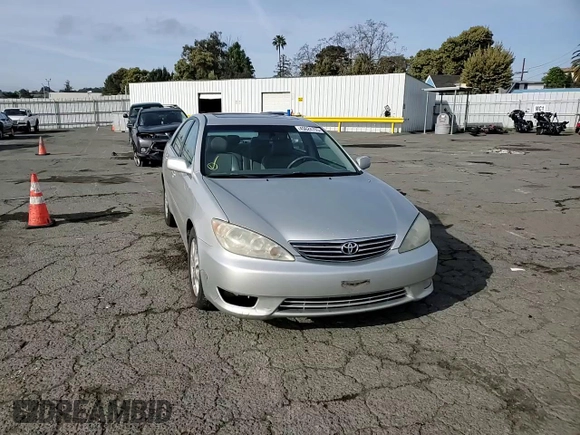 2006 Toyota Camry LE z VIN 4T1BF30KX6U630387, wystawiony jako Copart lot #49624755 z przebiegiem 232 568 mil mil oraz Szkoda całkowita • Salvage title. Historia ofert i sprzedaży dostępna na DreamBid. Obrazek 11.