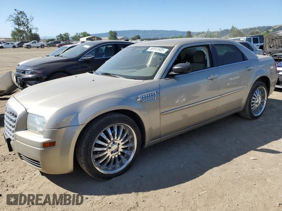 2008 Chrysler 300 LX z VIN 2C3KA43R68H177221, wystawiony jako Copart lot #56541605 z przebiegiem 141 637 mil mil oraz Szkoda całkowita • Salvage title. Historia ofert i sprzedaży dostępna na DreamBid. Obrazek 1.