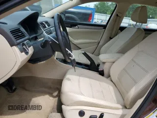 2014 Volkswagen Passat S z VIN 1VWAS7A33EC043895, wystawiony jako Copart lot #58200225 z przebiegiem 111 682 mil mil oraz Czysty tytuł • Clean title. Historia ofert i sprzedaży dostępna na DreamBid. Obrazek 7.