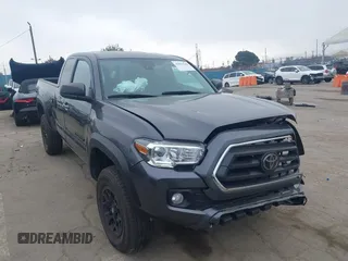 2023 Toyota Tacoma SR z VIN 3TYSZ5AN7PT106205, wystawiony jako IAAI lot #42084290 z przebiegiem 7123 mil mil oraz . Historia ofert i sprzedaży dostępna na DreamBid. Obrazek 1.