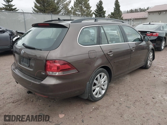 2012 Volkswagen Jetta SportWagen TDI w/Sunroof with VIN 3VWPL7AJ6CM647247, listed as a IAAI auction lot 42042449 with 186,015 mi miles. Bid and sale history available at carsss.com. Image 4.