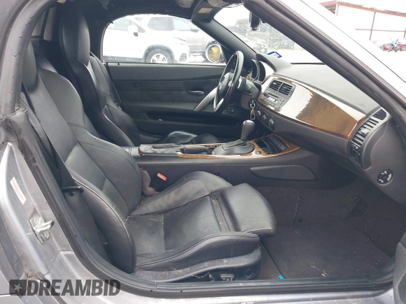 2006 BMW Z4 3.0si z VIN 4USBU53546LX01739, wystawiony jako IAAI lot #41531608 z przebiegiem 79 376 mil mil oraz . Historia ofert i sprzedaży dostępna na DreamBid. Obrazek 8.
