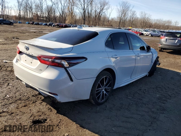 2024 Toyota Camry SE with VIN 4T1T11AK9RU231996, listed as a Copart auction lot 43810455 with 18,873 mi miles and Salvage Title. Bid and sale history available at carsss.com. Image 3.