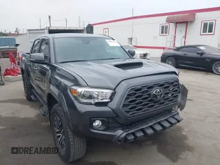 2021 Toyota Tacoma SR5 z VIN 3TMAZ5CN2MM142304, wystawiony jako IAAI lot #42382315 z przebiegiem 60 874 mil mil oraz . Historia ofert i sprzedaży dostępna na DreamBid. Obrazek 1.