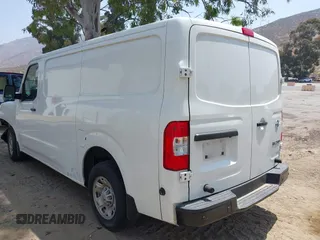 2021 Nissan NV Cargo SV z VIN 1N6BF0KYXMN805682, wystawiony jako IAAI lot #42152216 z przebiegiem 82 671 mil mil oraz . Historia ofert i sprzedaży dostępna na DreamBid. Obrazek 3.