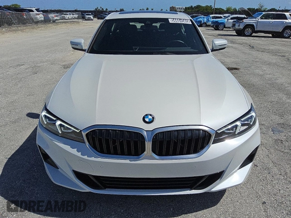 2024 BMW 3 Series 330i z VIN 3MW69FF00R8E77716, wystawiony jako Copart lot #56604565 z przebiegiem 21 632 mil mil oraz Czysty tytuł • Clean title. Historia ofert i sprzedaży dostępna na DreamBid. Obrazek 5.