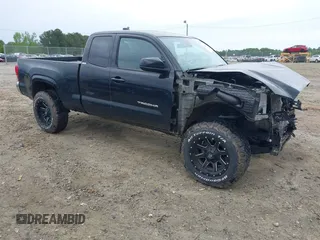 2023 Toyota Tacoma SR z VIN 3TYSX5EN2PT019277, wystawiony jako IAAI lot #42102092 z przebiegiem 21 559 mil mil oraz . Historia ofert i sprzedaży dostępna na DreamBid. Obrazek 1.