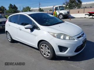2013 Ford Fiesta S z VIN 3FADP4TJ3DM215650, wystawiony jako IAAI lot #42462870 z przebiegiem 142 762 mil mil oraz . Historia ofert i sprzedaży dostępna na DreamBid. Obrazek 1.