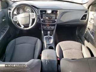 2013 Chrysler 200 Touring z VIN 1C3CCBBB5DN558082, wystawiony jako Copart lot #55348835 z przebiegiem 154 329 mil mil oraz Szkoda całkowita • Salvage title. Historia ofert i sprzedaży dostępna na DreamBid. Obrazek 8.