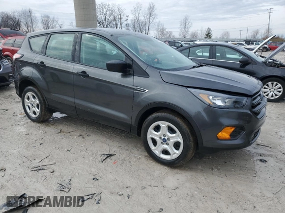 2018 Ford Escape S z VIN 1FMCU0F75JUD28557, wystawiony jako Copart lot #47191165 z przebiegiem 154 597 mil mil oraz Czysty tytuł • Clean title. Historia ofert i sprzedaży dostępna na DreamBid. Obrazek 4.