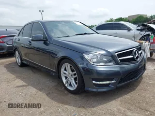 2013 Mercedes-Benz C 250 Sport z VIN WDDGF4HB5DA781713, wystawiony jako IAAI lot #42109186 z przebiegiem 142 167 mil mil oraz . Historia ofert i sprzedaży dostępna na DreamBid. Obrazek 1.