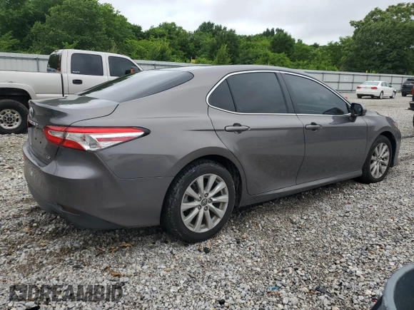 2018 Toyota Camry LE z VIN 4T1B11HK6JU092755, wystawiony jako Copart lot #59233625 z przebiegiem 110 467 mil mil oraz Szkoda całkowita • Salvage title. Historia ofert i sprzedaży dostępna na DreamBid. Obrazek 3.