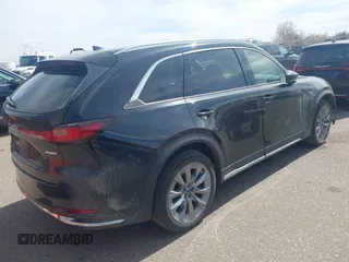 2024 Mazda CX-90 Premium z VIN JM3KKDHD4R1141475, wystawiony jako IAAI lot #41813198 z przebiegiem 30 352 mil mil oraz . Historia ofert i sprzedaży dostępna na DreamBid. Obrazek 4.