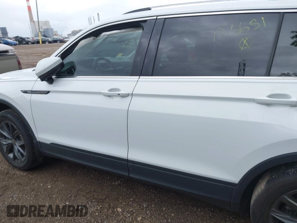 2022 Volkswagen Tiguan SE z VIN 3VV3B7AX4NM125651, wystawiony jako IAAI lot #42114490 z przebiegiem 67 628 mil mil oraz . Historia ofert i sprzedaży dostępna na DreamBid. Obrazek 14.