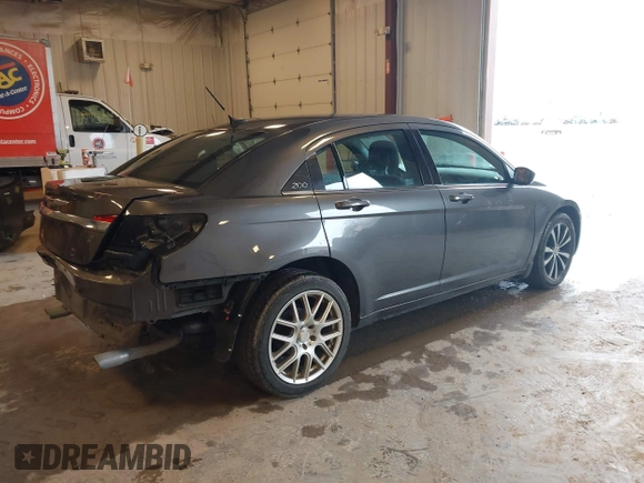 2014 Chrysler 200 Touring z VIN 1C3CCBBG9EN193077, wystawiony jako IAAI lot #42167313 z przebiegiem 144 640 mil mil oraz . Historia ofert i sprzedaży dostępna na DreamBid. Obrazek 4.
