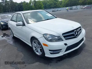 2014 Mercedes-Benz C 250 Sport z VIN WDDGF4HBXEA930750, wystawiony jako IAAI lot #42427244 z przebiegiem 99 637 mil mil oraz . Historia ofert i sprzedaży dostępna na DreamBid. Obrazek 1.