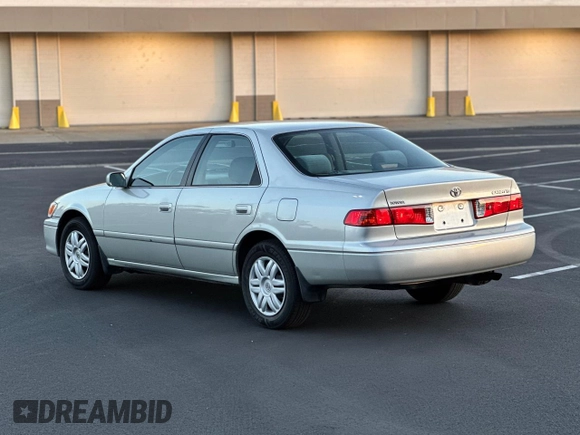2000 Toyota Camry CE z VIN 4T1BG22K2YU669871, wystawiony jako Copart lot #57918075 z przebiegiem 164 842 mil mil oraz Czysty tytuł • Clean title. Historia ofert i sprzedaży dostępna na DreamBid. Obrazek 3.