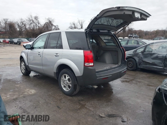 2004 Saturn VUE V6 z VIN 5GZCZ53434S871823, wystawiony jako IAAI lot #41140283 z przebiegiem 104 965 mil mil oraz . Historia ofert i sprzedaży dostępna na DreamBid. Obrazek 3.