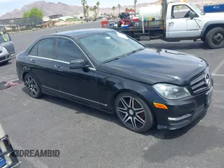 2013 Mercedes-Benz C 300 Sport z VIN WDDGF8AB9DR273537, wystawiony jako IAAI lot #42349097 z przebiegiem 127 016 mil mil oraz . Historia ofert i sprzedaży dostępna na DreamBid. Obrazek 1.