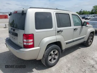 2008 Jeep Liberty Sport z VIN 1J8GN28K68W240382, wystawiony jako IAAI lot #42298960 z przebiegiem 111 480 mil mil oraz . Historia ofert i sprzedaży dostępna na DreamBid. Obrazek 4.