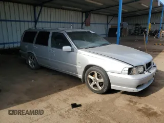 1998 Volvo V70 z VIN YV1LW5247W2528554, wystawiony jako Copart lot #52813945 z przebiegiem 225 908 mil mil oraz Czysty tytuł • Clean title. Historia ofert i sprzedaży dostępna na DreamBid. Obrazek 4.