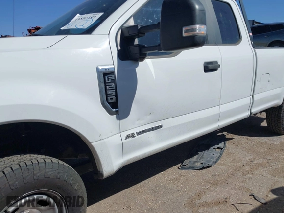 2018 Ford F-250 XL z VIN 1FT7X2BT7JEB31878, wystawiony jako IAAI lot #41852187 z przebiegiem 230 879 mil mil oraz . Historia ofert i sprzedaży dostępna na DreamBid. Obrazek 6.