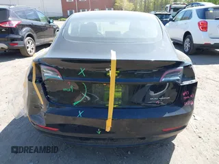 2018 Tesla Model 3 Long Range Battery z VIN 5YJ3E1EB6JF086612, wystawiony jako IAAI lot #42149440 z przebiegiem 101 170 mil mil oraz . Historia ofert i sprzedaży dostępna na DreamBid. Obrazek 16.