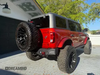2024 Ford Bronco Big Bend z VIN 1FMDE7BH2RLA76597, wystawiony jako Copart lot #57521675 z przebiegiem 1 400 mil mil oraz Czysty tytuł • Clean title. Historia ofert i sprzedaży dostępna na DreamBid. Obrazek 4.