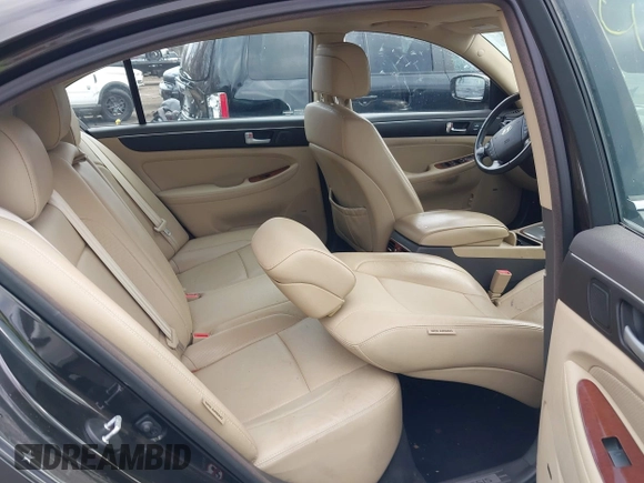 2013 Hyundai Genesis 3.8L z VIN KMHGC4DD2DU253728, wystawiony jako IAAI lot #40916856 z przebiegiem Nie podano mil oraz . Historia ofert i sprzedaży dostępna na DreamBid. Obrazek 8.